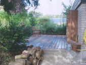 Holzterrassen fügen sich mit einer extra Portion Charme ganz natürlich mit einer warmen Ausstrahlung in jeden Garten ein - Abschluss.