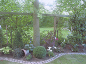 Wir bieten Ihnen alles rund um den professionellen Garten und Landschaftsbau aus einer Hand, hier Wiese und eine Garten Eingrenzung.