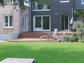 Les terrasses en bois s'intègrent naturellement dans n'importe quel jardin avec une dose supplémentaire de charme et un aspect chaleureux - structure.